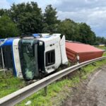FW Moers: LKW stürzt im Autobahnkreuz Moers auf Seite