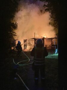 FW-EN: Gartenlaube im Vollbrand – Feuerwehr kann Ausbreitung verhindern