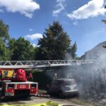 FW Celle: 20 Meter Hecke in Vollbrand – Feuer greift auf Haus, PKW und Baum über!