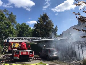 FW Celle: 20 Meter Hecke in Vollbrand – Feuer greift auf Haus, PKW und Baum über!