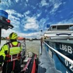 FW-NE: Havarie auf dem Rhein | Binnenschiff mit Maschinenschaden sorgt für Feuerwehreinsatz