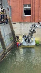 FW-E: Hilflose Person treibt im Wasser – Frau aus der Ruhr gerettet