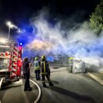 FW-NE: Mehrere Papiercontainer in Flammen | Polizei ermittelt Brandursachen