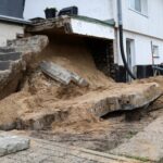 FW Hambühren: Dramatischer Rettungseinsatz gelingt: Mann wird von umstürzender Mauer begraben und muss von Feuerwehr aus Trümmern befreit werden