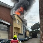 FW Ratingen: Großbrand in Gewerbegebiet – Rauchwolke zieht über Ratinger Stadtgebiet