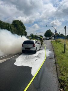 FW Ratingen: Fahrzeug geht nach Verkehrsunfall in Flammen auf – Feuerwehr Ratingen im Einsatz