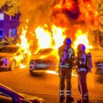 FW Dresden: PKW-Brand breitet sich aus