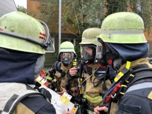 FW-E: Aufzugsbrand in Essen-Holsterhausen – Rauch breitet sich über mehrere Etagen aus