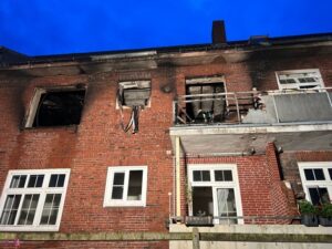 FW-LK Leer: Schrecklicher Brand in Mehrfamilienhaus auf Borkum – Personen sprangen aus dem Fenster