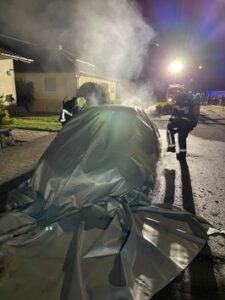 FW LK Neunkirchen: Fahrzeugbrand in Stennweiler – E-Auto brennt komplett aus