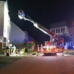 FW Tönisvorst: Brand im Maschinenraum eines PKW – Aufzuges