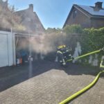 FW-WRN: FEUER_2 – LZ1 – brennt Garage in einer Garagenreihe