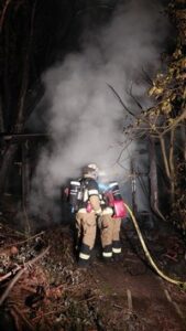 FW Stuttgart: Brand einer Gartenhütte