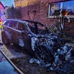 FW Lehrte: Hybrid-SUV in Vollbrand – ehrenamtliche Einsatzkräfte verhindern schlimmeres und schützen Haus vor den Flammen.