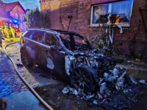 FW Lehrte: Hybrid-SUV in Vollbrand – ehrenamtliche Einsatzkräfte verhindern schlimmeres und schützen Haus vor den Flammen.