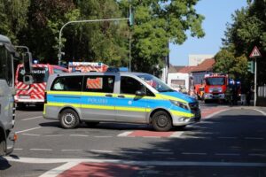 FW-GL: Gefahrstoffaustritt in Schule sorgt für Großeinsatz von Feuerwehr, Rettungsdienst und Polizei