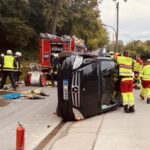 FW-DO: PKW touchiert Baum und bleibt auf der Seite liegen – Fahrerin im Fahrzeug eingeschlossen