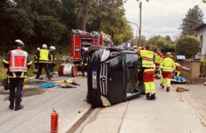 FW-DO: PKW touchiert Baum und bleibt auf der Seite liegen – Fahrerin im Fahrzeug eingeschlossen