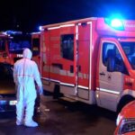 FW-E: Person mit unbekannter Substanz kontaminiert – Feuerwehr im Großeinsatz