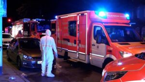 FW-E: Person mit unbekannter Substanz kontaminiert – Feuerwehr im Großeinsatz