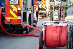 FW Dresden: Starke Rauchentwicklung bei Garagenbrand