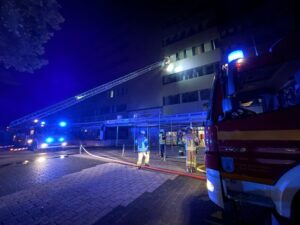 FF Bad Salzuflen: Kellerbrand sorgt für Verrauchung im Bad Salzufler Rathaus / Rund 50 Einsatzkräfte sind am Dienstagabend an der Rudolph-Brandes-Allee vor Ort