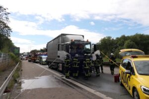 FW-DO: LKW Auffahrunfall auf der BAB 45 bei Eichlinghofen – Feuerwehr muss den Fahrer befreien