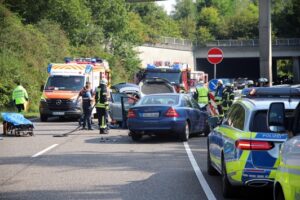 FW LK Neunkirchen: Zwei Verletzte bei schwerem Verkehrsunfall auf B41 bei Neunkirchen