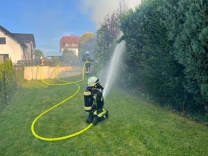 FW-OE: Feuerwehreinsatz in Lennestadt-Grevenbrück – Gartenhütte brennt in voller Ausdehnung