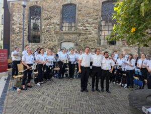 FW-Velbert: Stadtkapelle Zweibrücken und der Musikzug der Feuerwehr begeistern Velberter Bürger