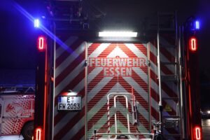 FW-E: Wohnungsbrand mit Menschenrettung – eine Person lebensgefährlich verletzt