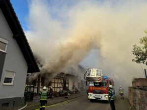 FW-OG: Abschlusslage: Gebäudebrand in Offenburg / Bühl – Starke Rauchentwicklung im Ortskern