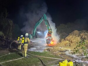 FW Osterholz-Scharm.: 10stündiger Einsatz in Ohlenstedt – Feuerwehr kann Übergreifen der Flammen auf Nachbargebäude verhindern