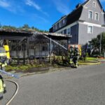 FW-AR: Brand einer Hecke greift auf Carport über