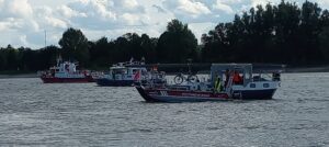 FW-BN: Feuerwehr Bonn sichert manövrierunfähige Motorsegelyacht auf dem Rhein