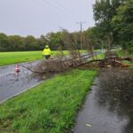 FW Hünxe: Baum blockiert Straße und Radweg