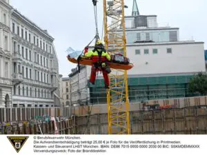 FW-M: Baugerüst stürzt auf Arbeiter (Altstadt-Lehel)