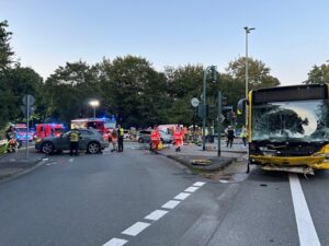 FW-E: Schwerer Verkehrsunfall löst Großeinsatz für den Rettungsdienst aus – eine Person eingeklemmt