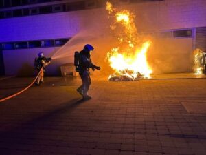 FW Dresden: Brandserie von Müllcontainern in der Südvorstadt & Einsatzübung im Tunnel der BAB 17