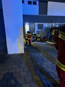 FW Düren: Zimmerbrand mit Menschenleben in Gefahr in Düren