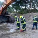 FW Flotwedel: Kettenbaggerbrand in Eicklingen – Feuerwehr löscht Brand im Kieswerk