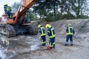 FW Flotwedel: Kettenbaggerbrand in Eicklingen – Feuerwehr löscht Brand im Kieswerk