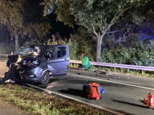 FW Grevenbroich: Drei Verletzte bei schwerem Verkehrsunfall bei Barrenstein