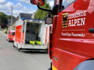 FW Alpen: Tragehilfe Rettungsdienst nach Sturz mit einem Mountainbike