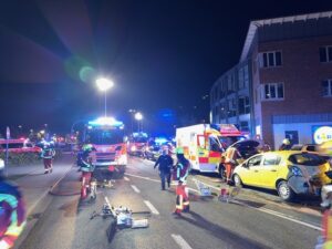 FW-SE: Schwerer Verkehrsunfall in Kaltenkirchen mit sechs Verletzten Gemeinsame Pressemitteilung des Kreisfeuerverbandes Segeberg und der Pressestelle Polizei Bad Segeberg