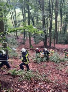 FW-EN: Aufwändiger Rettungseinsatz nach Treckerunfall im Wald