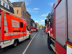 FW-E: Zwei parallele Brandereignisse fordern viele Verletzte – Großeinsatz in Essen