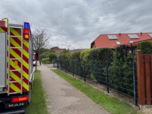 FW Flotwedel: Heckenbrand im Mühlenweg – Eigentümer reagieren schnell