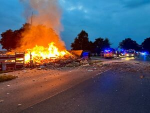 FW Alpen: Explosion in Gebäude