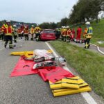 KFV Bodenseekreis: Frontalzusammenstoß: Feuerwehr befreit eingeklemmte Fahrerin